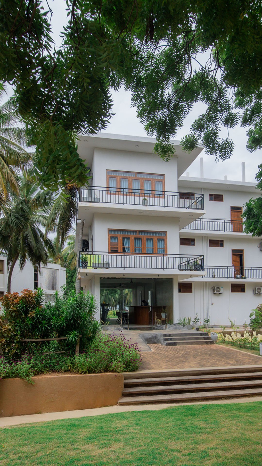 Nilaveli beachfront accommodation - High Park Hotel beach access mobile view